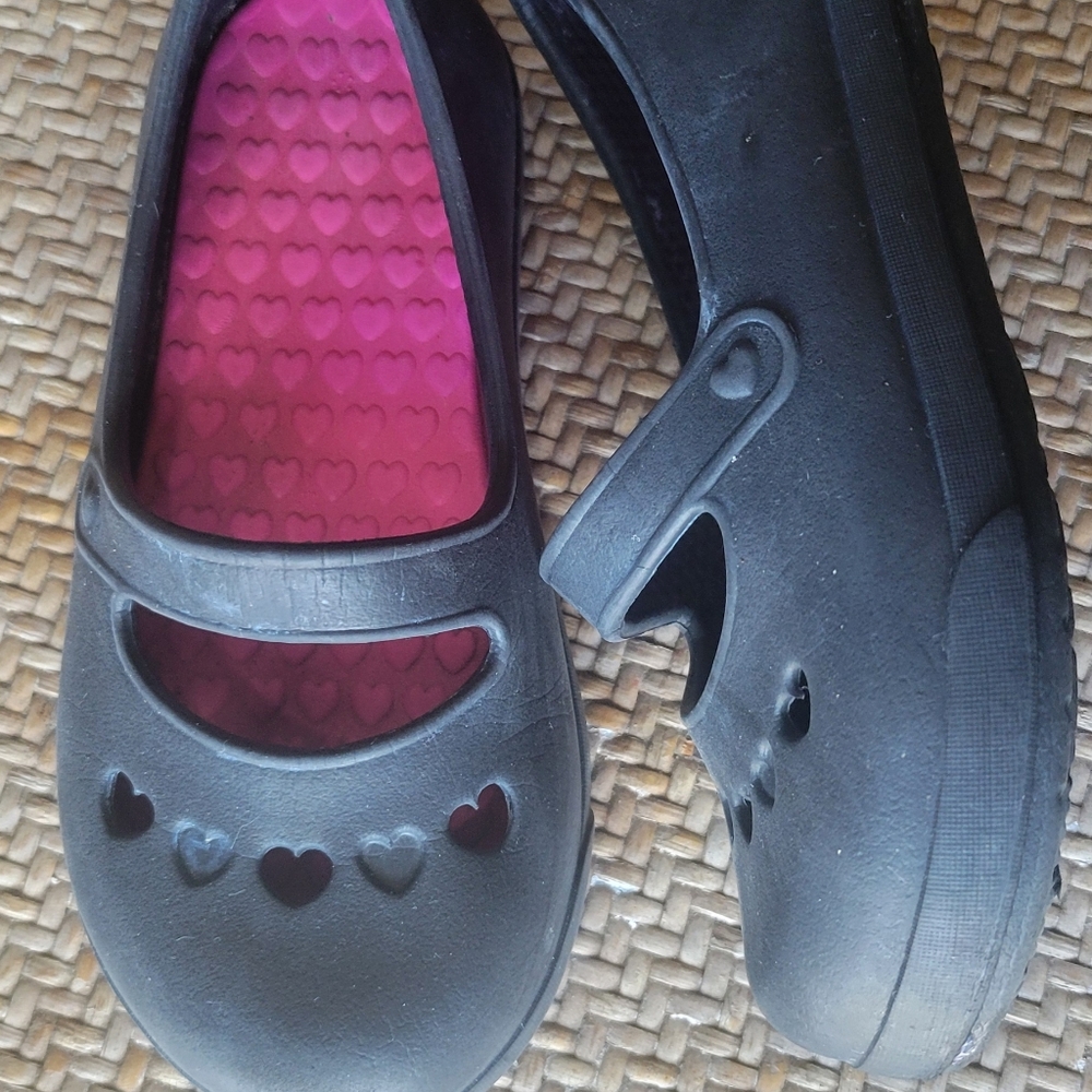 Black Croc-like Shoes with Pink Insole